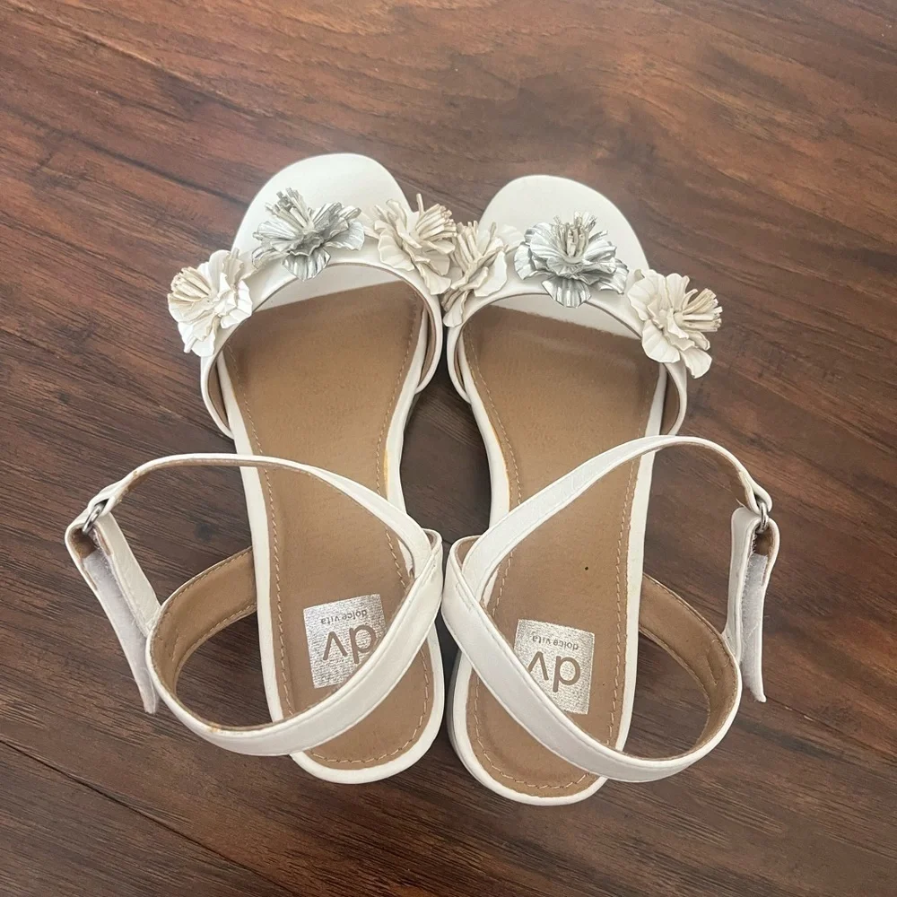 NWOT DV by Dolce Vita Girls White and Silver Flower Ankle Strap Sandals-Size 3